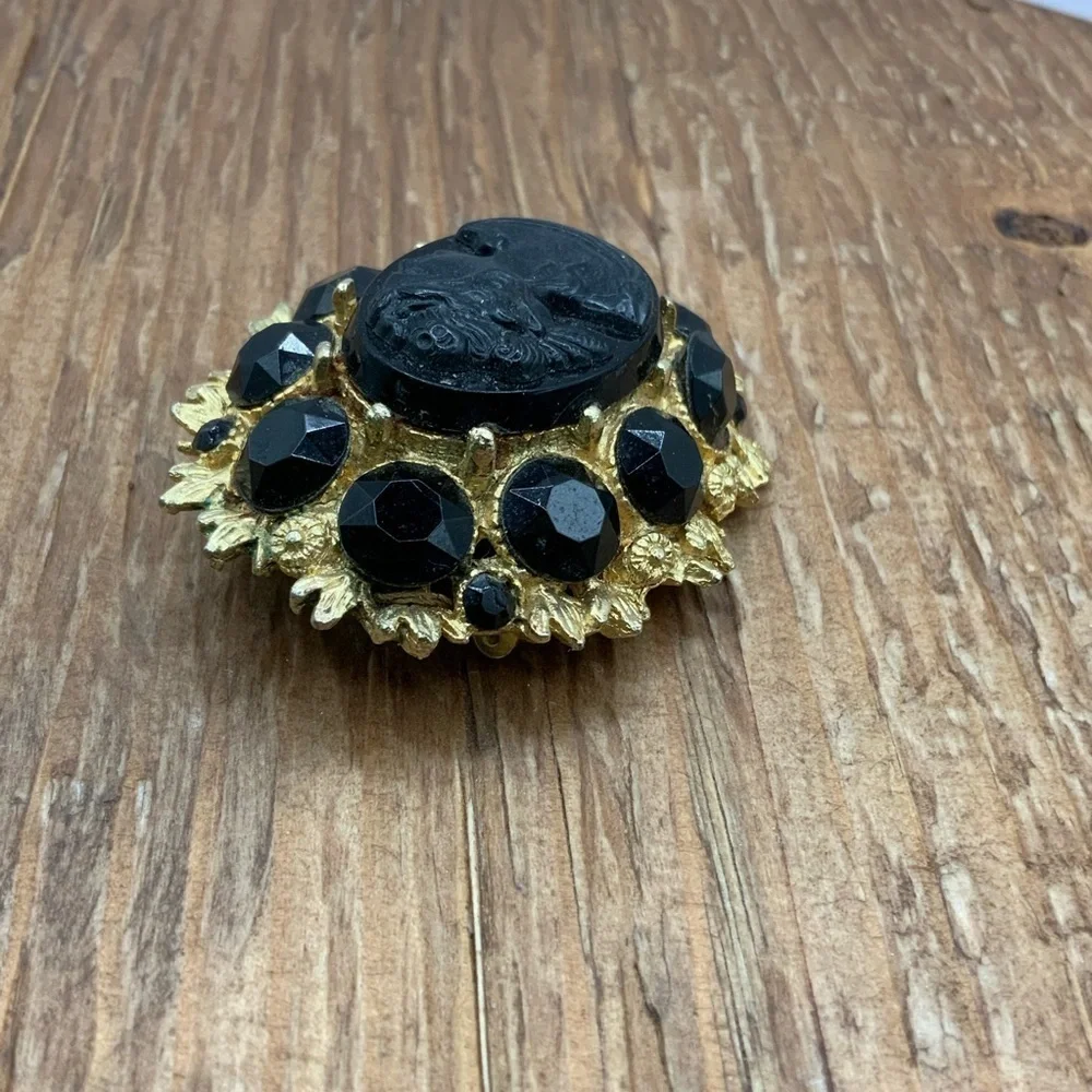 Black Glass Cameo Vintage Gold Tone Metal Faceted Stone Brooch Pin